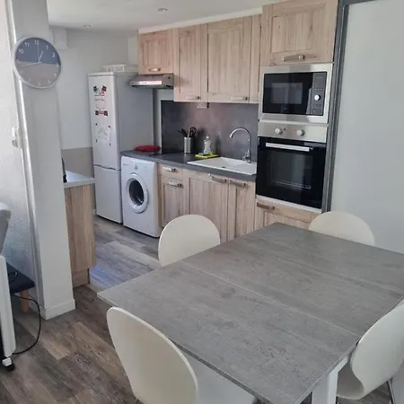Apt With Pool Near Beach And Port 아파트