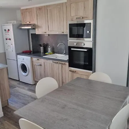 Apt With Pool Near Beach And Port 아파트 아그